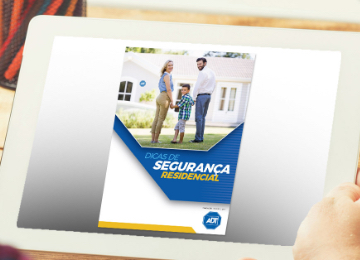 Familia em frente uma casa com alarme residencial monitorado da ADT